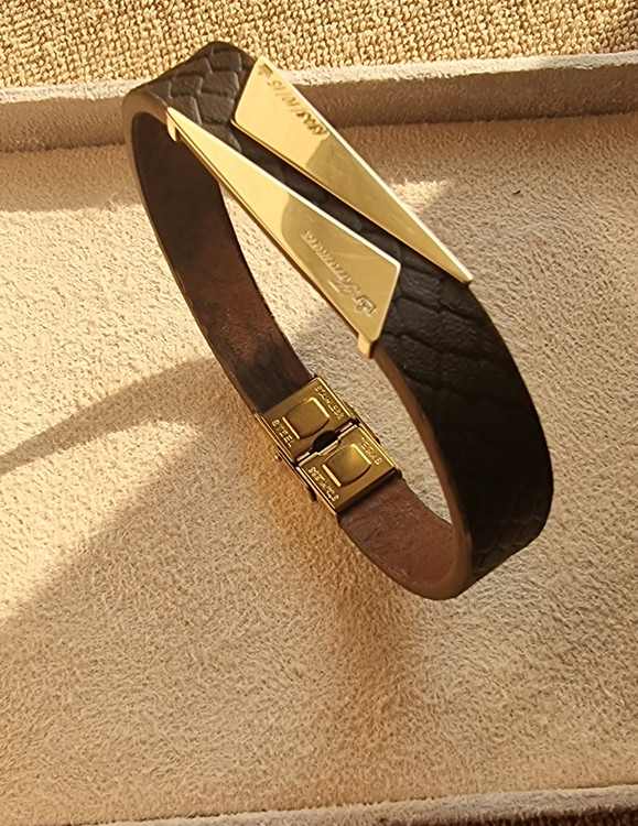 دستبند چرم و طلا با حک متن مورد دلخواه سفارشی ساخت